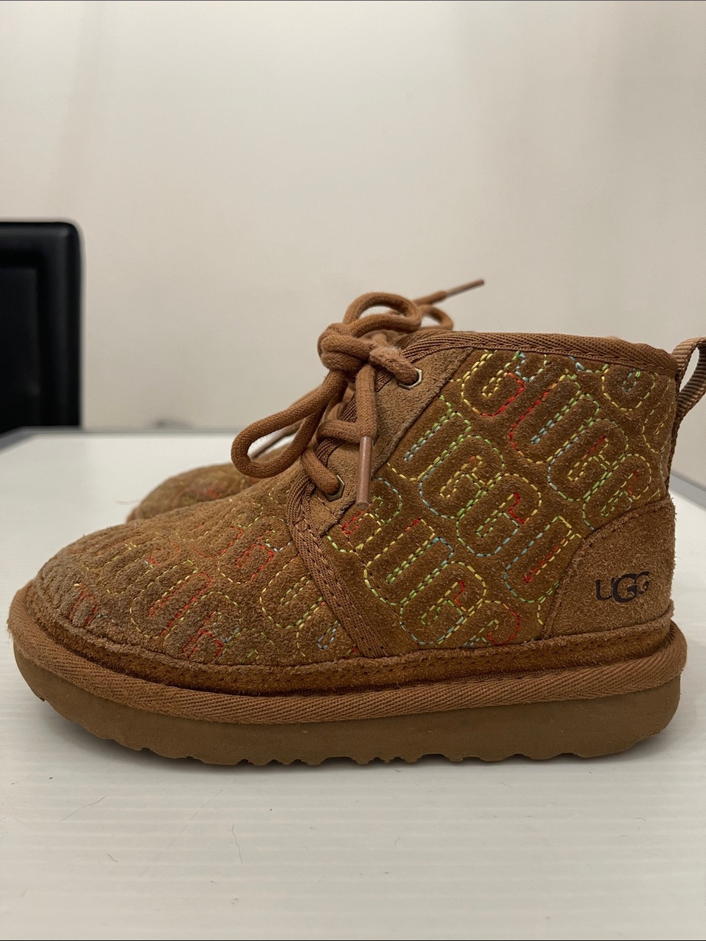 UGG WINTER NEUMEL II GRAPHIC STITCH LOGO LETTERING BOOTS KIDS SIZE 11 (2-5yrs)